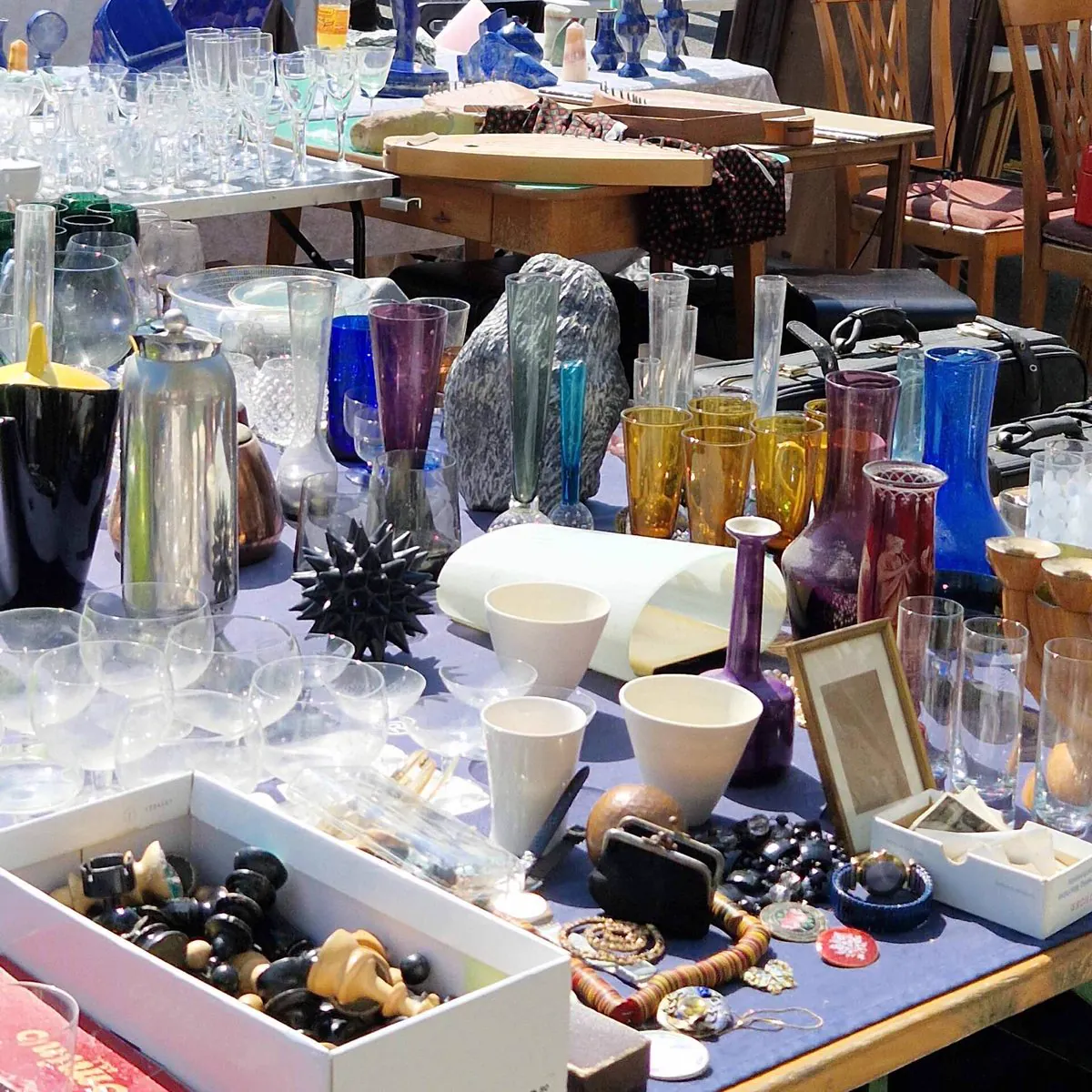 Glaswaren und Keramik auf dem Flohmarkt am Naschmarkt in Wien