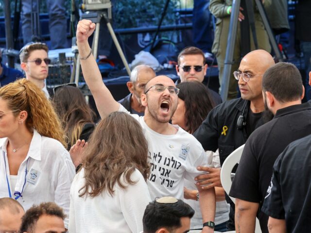 Israelische Demonstranten unterbrechen Netanyahus Rede, während die Waffenstillstandsgespräche im Gazastreifen wieder aufgenommen werden

