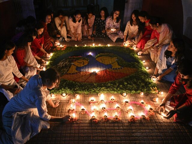 Millionen Inder feiern Diwali, das Lichterfest

