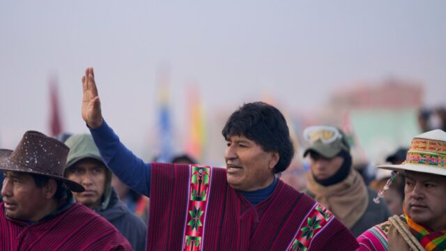 Morales aus Bolivien sagt, es seien Schüsse auf sein Auto gefallen, als die politischen Spannungen zunahmen

