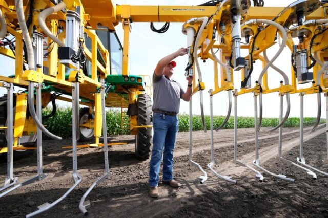 Autonome Technologie hält Einzug in die Landwirtschaft. Was wird es für die Ernte und die Arbeiter, die sie ernten, bedeuten?

