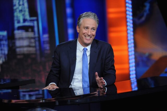 Jon Stewart bleibt bis 2025 Teilzeit-Moderator der „Daily Show“.

