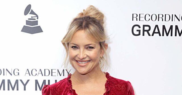 Kate Hudson stellt die Szene „How to Lose a Guy in 10 Days“ bei der World Series nach

