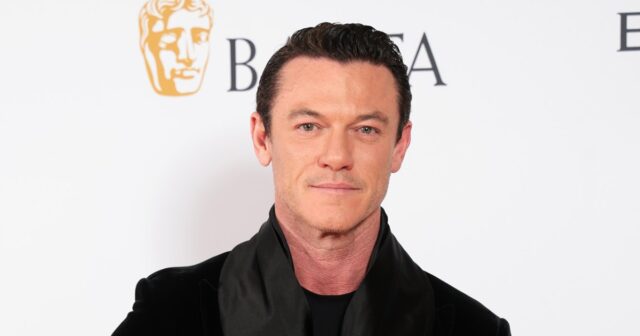 Luke Evans spricht in der Kirche der Zeugen Jehovas über sein Coming-Out als Homosexueller

