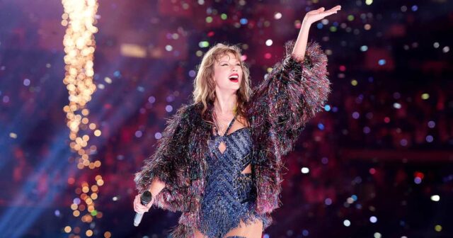 Taylor Swift singt „Touchdown“ während des „Midnight Rain“-Tanzes in NOLA

