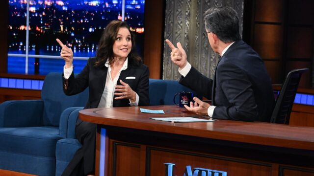 Julia Louis-Dreyfus beantwortet schnelle Fragen von Stephen Colbert und kämpft um seinen Job

