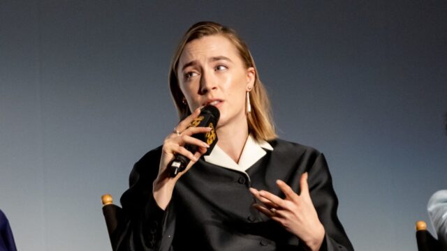 Sehen Sie, wie Saoirse Ronan in „The Graham Norton Show“ männliche Schauspieler zum Schweigen bringt.

