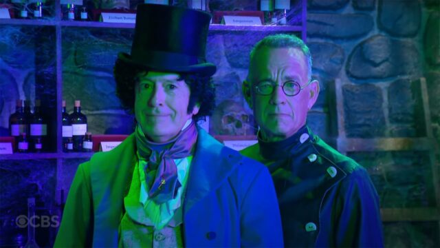 Sehen Sie, wie Tom Hanks Stephen Colbert in einem herrlich albernen Halloween-Sketch ermordet

