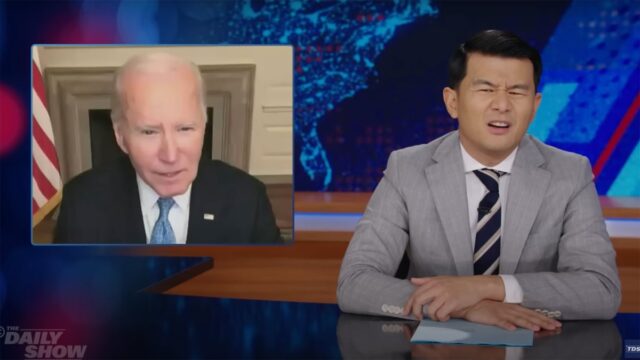 „Daily Show“ reagiert auf Joe Bidens „Müll“-Kommentar

