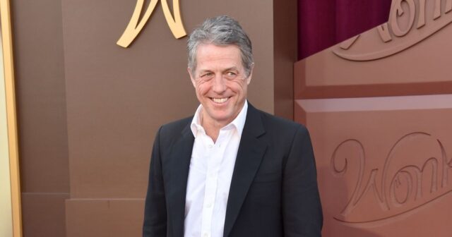 Hugh Grant wurde mit Travis Kelce bei Taylor Swifts „Eras Tour“ „geknallt“

