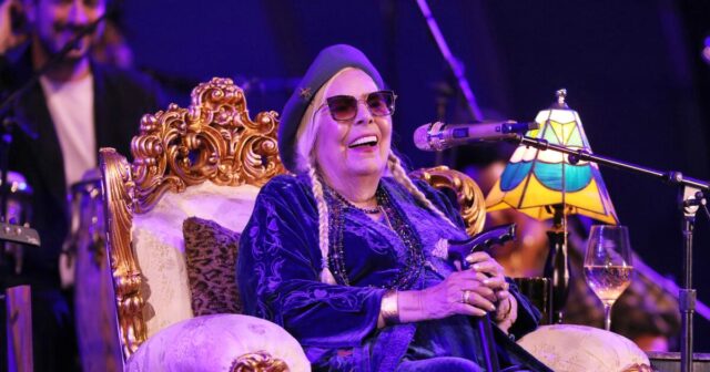 Joni Mitchell bringt den Hollywood Bowl mit einem epischen dreistündigen Joni Jam (und einem F-Bomb-Dissidenten über Trump) in Aufruhr.

