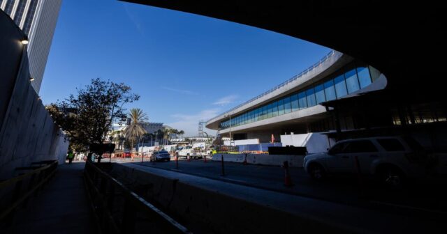 LACMA gibt den Eröffnungstermin für 2026 bekannt, da am Wilshire Boulevard das Gerüst abgebaut wird

