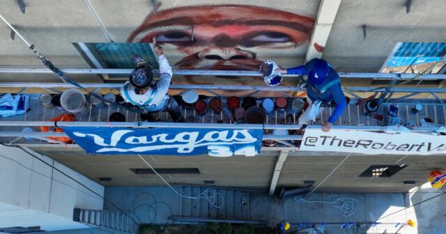 Robert Vargas begann mit dem Wandgemälde von Fernando Valenzuela an dem Tag, an dem der große Dodgers starb. Es ist ein Altar geworden

