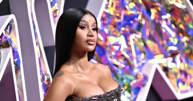 Cardi B wurde nach einem „medizinischen Notfall“ ins Krankenhaus eingeliefert und zieht sich vom Musikfestival am Wochenende zurück

