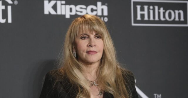 Stevie Nicks bereut nicht viel, aber bis 70 zu warten, um wählen zu können, ist eines davon

