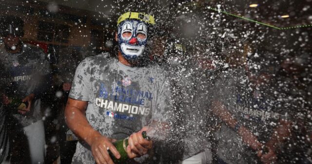 Dodgers kehren zur World Series zurück. COVID-Masken sind out. Die Clown-Masken von Mister Cartoon sind in

