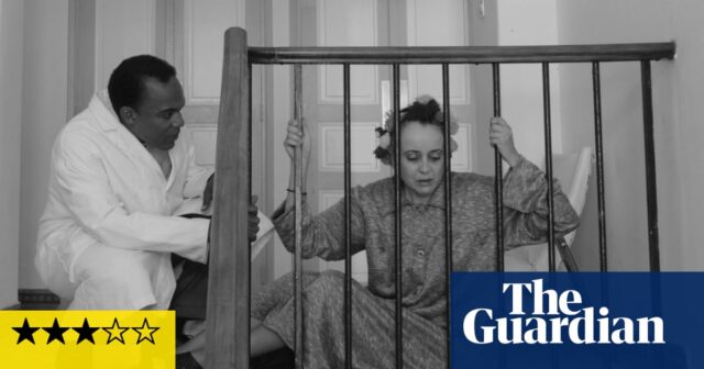 Wahre Chroniken der psychiatrischen Klinik Blida Joinville im letzten Jahrhundert, als Dr. Frantz Fanon war zwischen 1953 und 1956 Leiter der fünften Abteilung – Rückblick

