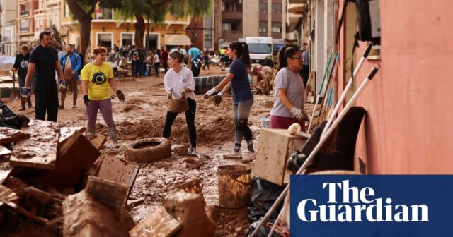 Überschwemmungen in Spanien: Tausende helfen freiwillig bei den Aufräumarbeiten, unzählige bleiben vermisst – Video

