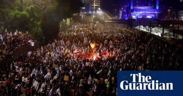 Nach der Entlassung des Verteidigungsministers kommt es in ganz Tel Aviv und Jerusalem zu Protesten – Video

