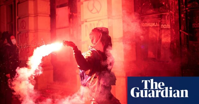 Während die Proteste wegen der Bahnhofskatastrophe in Gewalt umschlagen, wird Abwasser auf das serbische Rathaus gesprüht – Video

