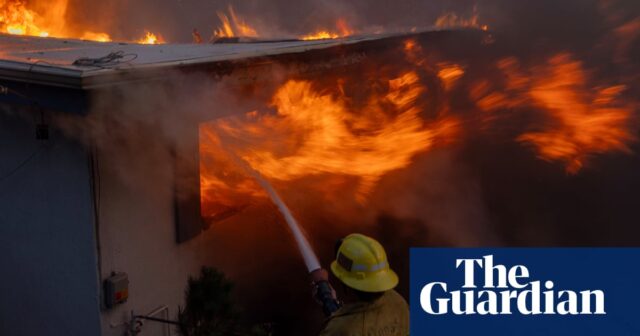 In Kalifornien wütet ein vom Wind verursachter Waldbrand, bei dem Dutzende Häuser verkohlt sind

