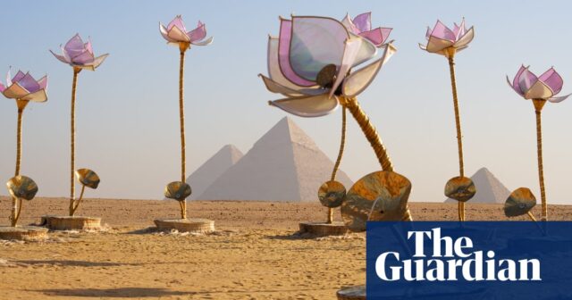 Riesige Blumen, ein vergrabener Streitwagen und Tempel im Sand: die Kunstausstellung im Schatten der Pyramiden von Gizeh

