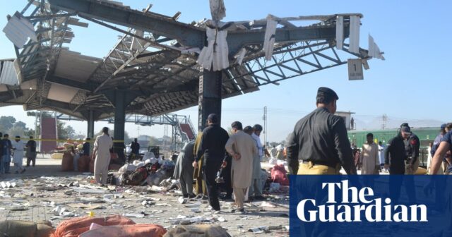 Bei einer Bombenexplosion am pakistanischen Bahnhof kommen mindestens 24 Menschen ums Leben

