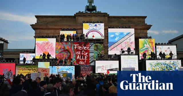 Zehntausende versammeln sich, um den Fall der Berliner Mauer vor 35 Jahren zu feiern

