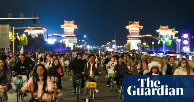 100.000 chinesische Studenten begeben sich auf eine 50 km lange Nachtradtour auf der Suche nach guten Suppenknödeln

