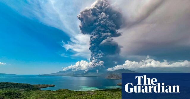 Vulkan in Indonesien: Behörden bemühen sich um die Evakuierung der verbleibenden Dorfbewohner während des Ausbruchs – Video

