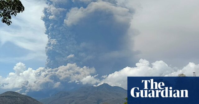 Flüge nach Bali wurden abgesagt, nachdem der Vulkan eine gefährliche Aschewolke 9 km in die Luft spuckt

