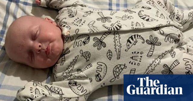 Teenager aus Derbyshire, der das Baby seiner Freundin zu Tode geschüttelt hat, wird zu lebenslanger Haft verurteilt

