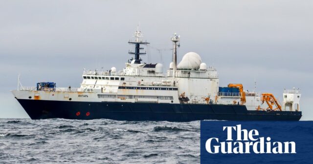 Russisches Spionageschiff wurde aus dem Bereich kritischer Kabel in der Irischen See eskortiert

