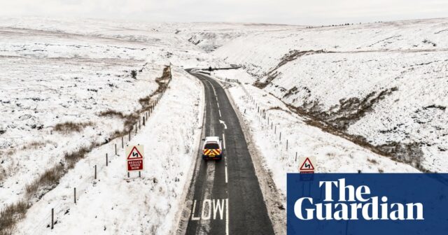 Schneefall in ganz Großbritannien führt zu Schulschließungen und Reiseunterbrechungen – Video

