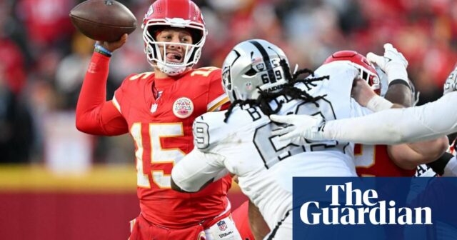 Die Chiefs sichern sich den Platz in den Playoffs, nachdem sie die Raiders mit einem verpatzten Schnappschuss in letzter Minute besiegt haben

