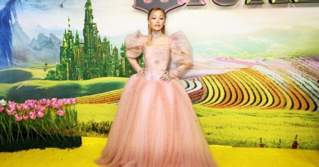 Ariana Grande liefert bei der „Wicked“-Premiere Old-School-Glinda-Vibes 

