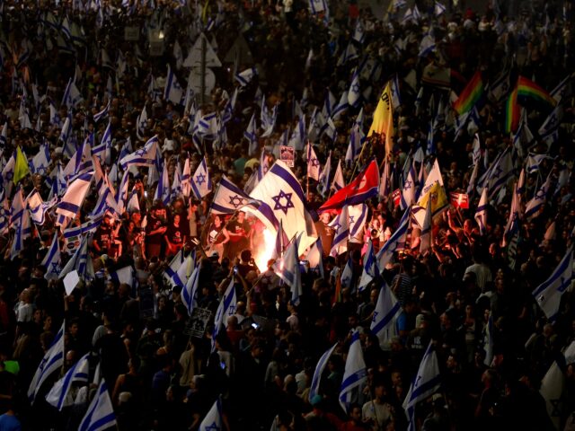 Nach der Entlassung des Verteidigungsministers erreichen Demonstranten Netanyahus Residenz

