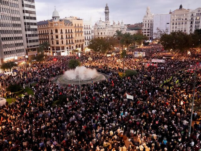 Tausende protestieren im spanischen Valencia gegen den Umgang mit tödlichen Überschwemmungen

