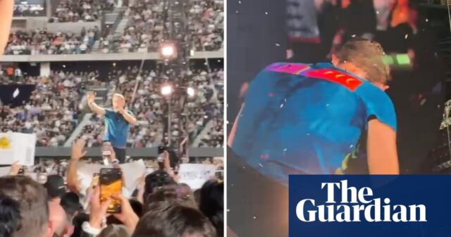 Chris Martin von Coldplay stürzt bei Show in Melbourne durch die Bühne – Video

