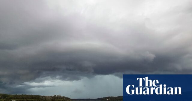 Die BoM gibt für Ostaustralien Unwetterwarnungen heraus, da Gewitter zu Stromausfällen führen

