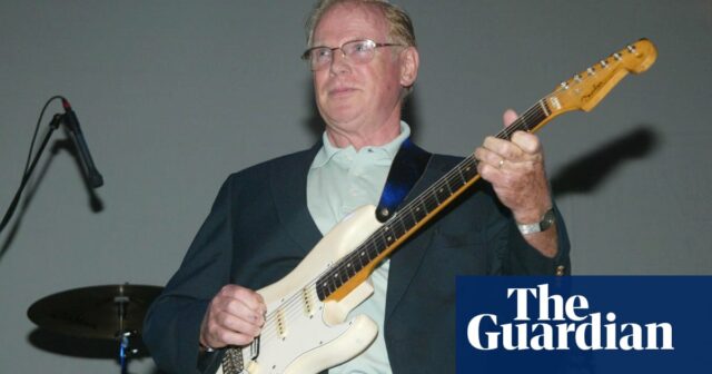 Vic Flick, Gitarrist des James-Bond-Themas, ist im Alter von 87 Jahren gestorben

