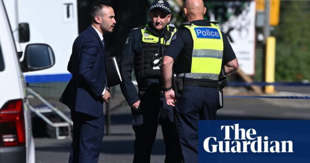 Die Polizei sucht nach einem Schützen, nachdem in einem belebten Ausgehviertel in Melbourne ein Mann erschossen wurde

