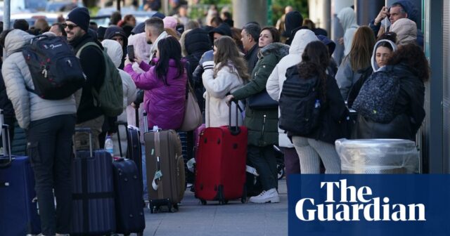 Hunderte Reisende strandeten, als der Flughafen Gatwick evakuiert wurde – Video

