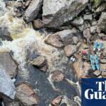 Bei dem fast 20-stündigen Versuch, ihn aus Felsen im Franklin River in Tasmanien zu befreien, wurde einem Mann ein Bein amputiert