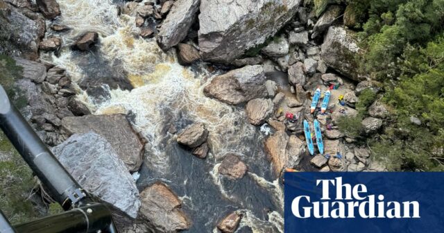 Bei dem fast 20-stündigen Versuch, ihn aus Felsen im Franklin River in Tasmanien zu befreien, wurde einem Mann ein Bein amputiert

