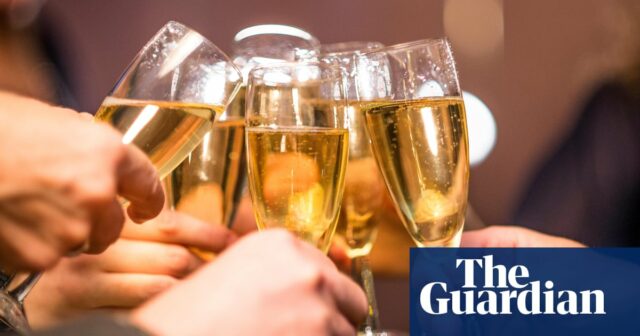 Der 25-Pfund-Champagner von Tesco schlägt Moët & Chandon im festlichen Geschmackstest

