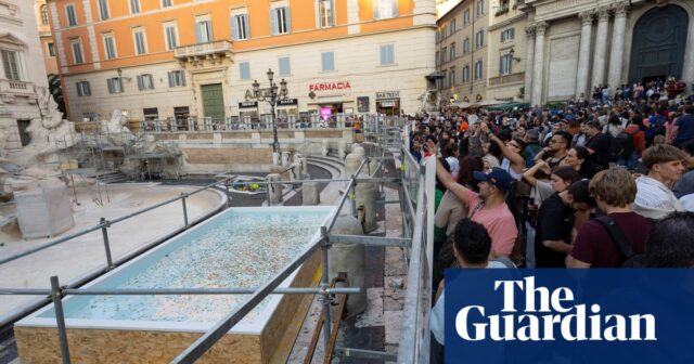 „Ein städtisches Schwimmbad“: Touristen reagieren auf den vorübergehenden Ersatz des Trevi-Brunnens

