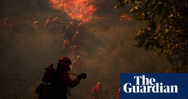 Ein Waldbrand in Kalifornien zerstört mehr als 130 Gebäude, während Feuerwehrleute hoffen, dass der starke Wind nachlässt

