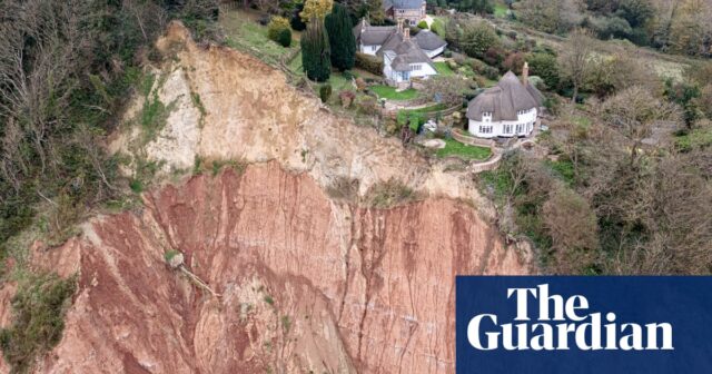 Der Einsturz einer Klippe in Devon hinterlässt ein Sidmouth-Cottage mit einem Gefälle von 400 Fuß

