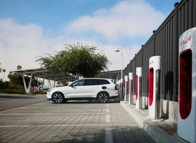 Fahrer von Volvo-Elektrofahrzeugen können diesen Monat das Supercharger-Netzwerk von Tesla nutzen

